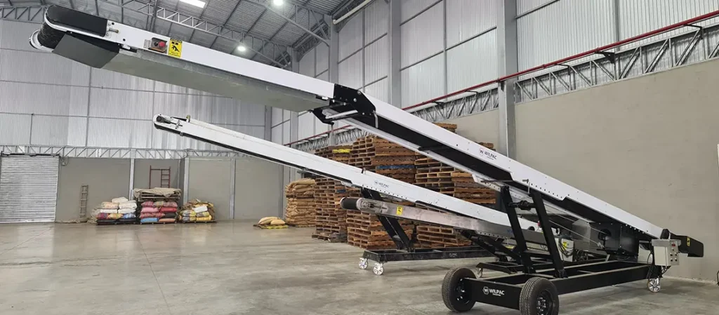 Banda Transportadora de sacos con sistema plegable en el extremo