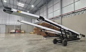 Banda transportadora de sacos con sistema plegable en el extremo.